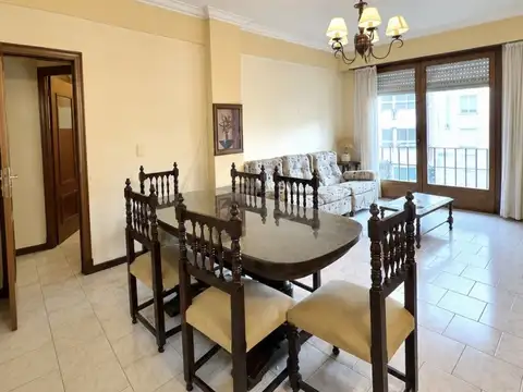 Departamento en alquiler 4 ambientes con balcón a la calle y cochera - Chauvín | Macrocentro