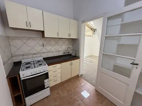 GRAN PH EN LANTA BAJA SIN EXPENSAS- AL FRENTE -3 AMB CON LIVING PEQUEÑO- 49M2- MUY LUMINOSO -C/ PATIO/LAVADERO