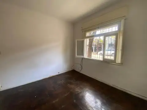 GRAN PH EN LANTA BAJA SIN EXPENSAS- AL FRENTE -3 AMB CON LIVING PEQUEÑO- 49M2- MUY LUMINOSO -C/ PATIO/LAVADERO