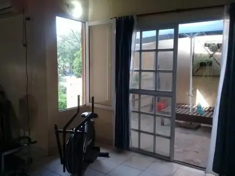 Venta de Casa Al Fondo Mas 2 Departamentos Al Frente en Moreno - Permuta