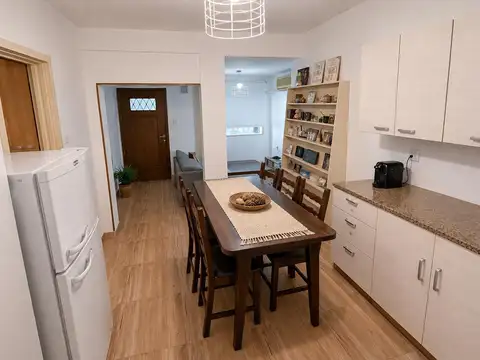 RETASADA  Venta de Casa 6 Ambientes con Cochera en Parque Avellaneda