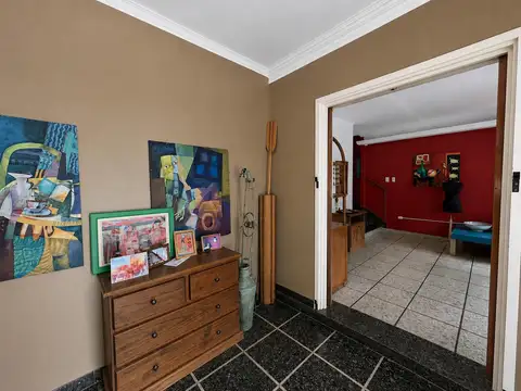 RETASADA  Venta de Casa 6 Ambientes con Cochera en Parque Avellaneda