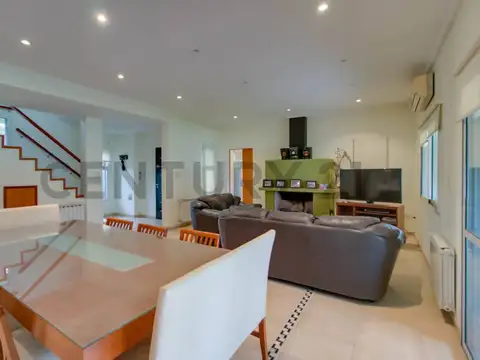 Casa de 4 dormitorios con parque, piscina y galería en Villa Elisa – La Plata