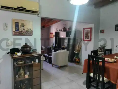 Casa 8 ambientes con 2 baños
