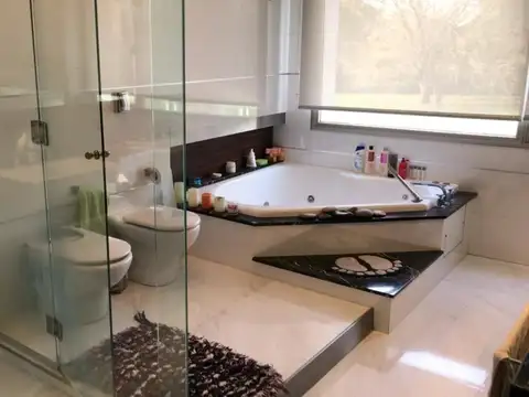 Casa 6 ambientes con 4 baños
