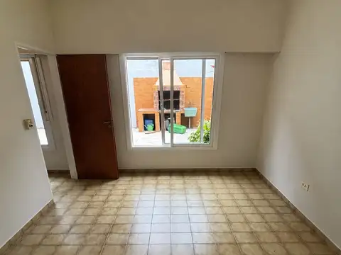 Ph contra frente - 5 ambientes - 2 baños - amplio lavadero cubierto-  Patio con parrilla y terraza -  recien pintado en muy buen estado - sin expesas - ideal uso comercial.