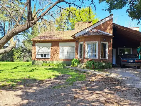 Casaquinta en venta sobre gran lote de 2196m² arbolado