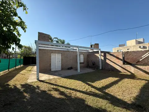 Casa desocupada en venta en Nuevo Urca – 3 dormitorios, patio amplio y galería