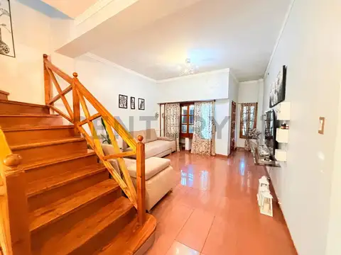 VENTA CASA 4 AMBIENTES LOMAS DEL MIRADOR JARDIN COCHERA