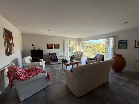 Casa 6 ambientes con 2 baños