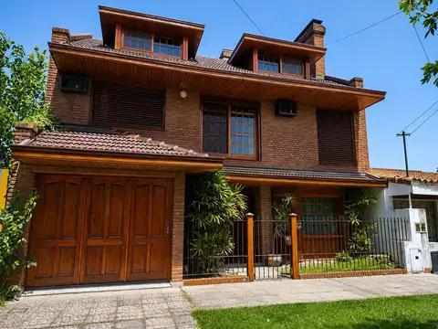 VENTA CASA 6 AMB. CON GARAJE, PILETA Y QUINCHO - QUILMES O