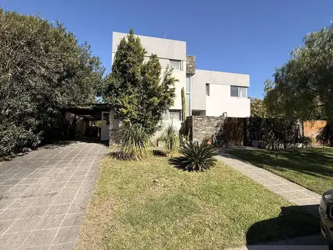 VENTA Casa en Barrio Privado Santa Clara, 4 amb con vista al lago
