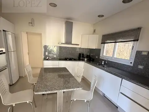 Casa 4 ambientes con 4 baños