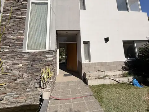 Venta Casa en Barrio Privado Santa Clara - 4 ambientes con vista al lago
