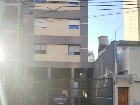 Cochera a 3 cuadras de la estación de Lanús Este!
