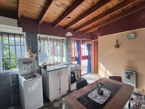 Casa 7 ambientes con 2 baños
