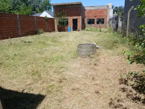 CASA EN CONSTRUCCIÓN SOBRE LOTE DE 300 M²