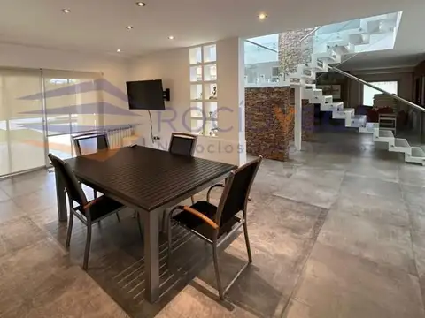 Casa 5 ambientes con 4 baños