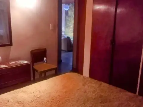 CASA CON COCHERA Y PATIO