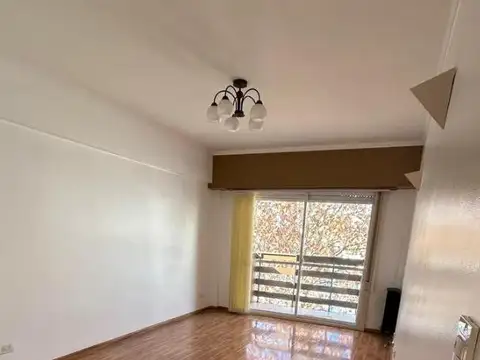 VENTA DEPARTAMENTO 3 AMB A LA CALLE CON BALCON