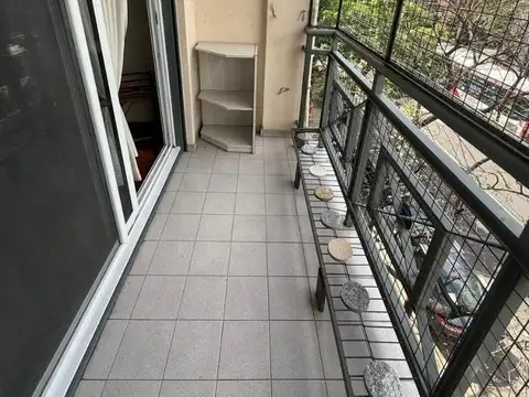 1 AMBIENTE DIVISIBLE CON BALCON AL FRENTE - FLORES