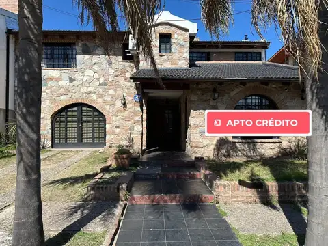 Venta de casa en urca. 4 dormitorios. Dependencia de servicio. Pileta. Apto crédito.