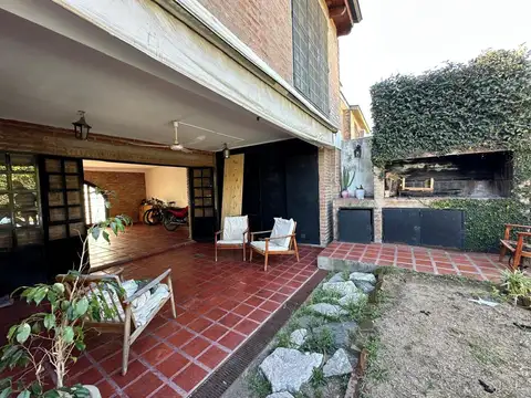 Casa 8 ambientes con 3 baños