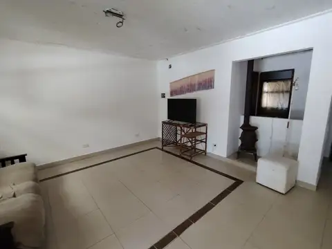 Casa 7 ambientes con 2 baños