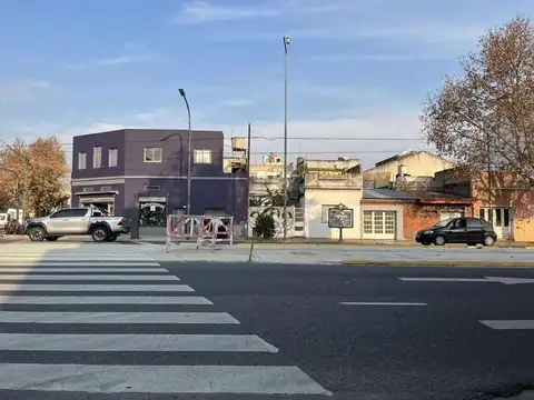 RIMBOMBANTE ESQUINA TRAFICO DE MANO se visualiza desde lejos