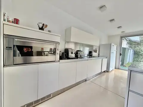 Casa en Alquiler con 2 cocheras