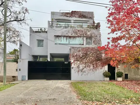 Casa en alquiler en el Bajo de San Isidro – moderna, canchera y con mucha onda.