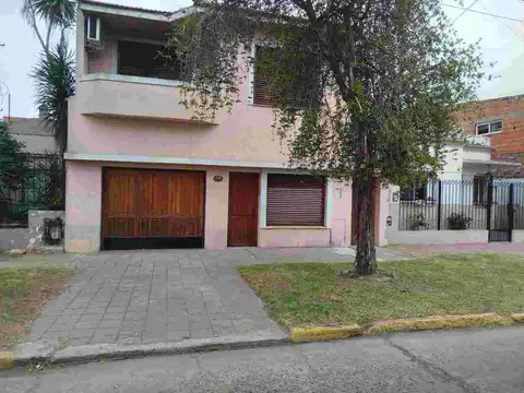 VENTA CASA 5 AMBIENTES LOMAS COCHERA PATIO
