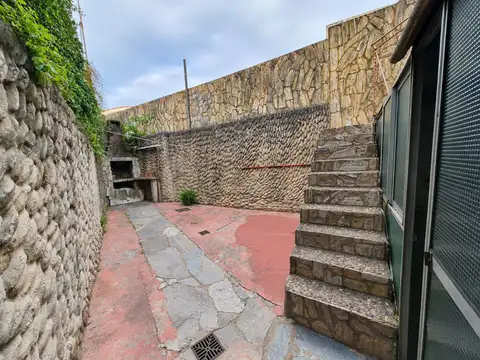 VENTA CASA 5 AMBIENTES EN VELEZ SARSFIELD - PATIO