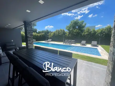 Casa en Venta con 2 cocheras