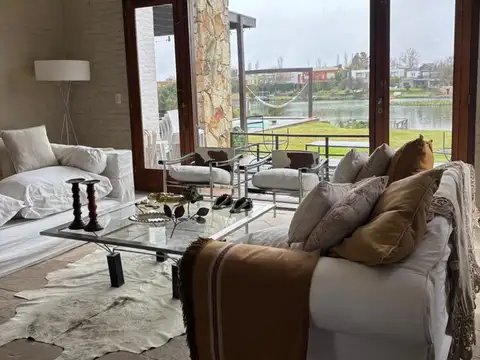 Casa en venta a la laguna con muy buena calidad constructiva y excelentes vistas.
