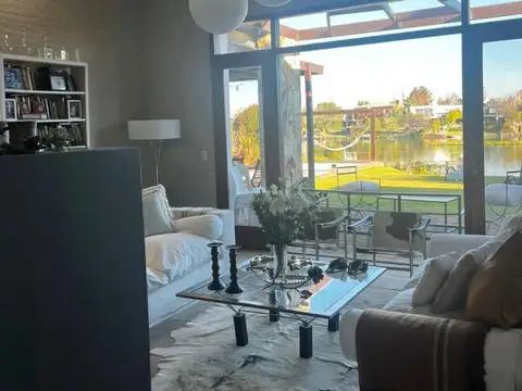 Casa en venta a la laguna con muy buena calidad constructiva y excelentes vistas.