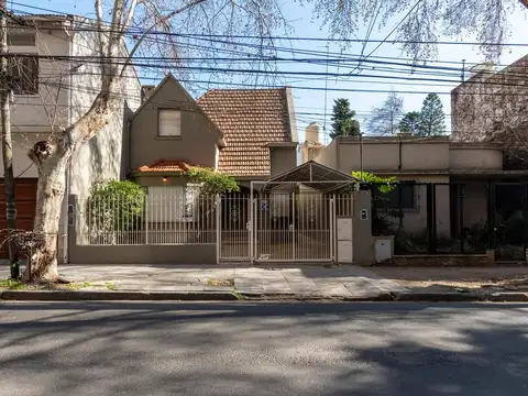 Amplia casa en alquiler con jardín y cochera, ubicada a metros de la Av. Maipú, cerca de todo.