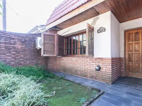 CASA EN VENTA 4/5 AMBIENTES CON COCHERA BURZACO