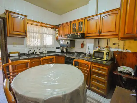Casa 7 ambientes con 2 baños
