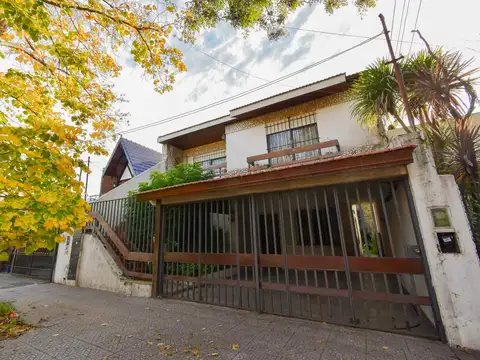 Venta casa 7 ambientes en Lomas de Zamora con jardín y garaje