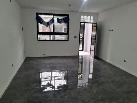 Navarro al 5200 Villa Devoto. Casa Reciclada a nuevo. Impecable. Ultra luminosa. Entrada independie. Superf total 214 m2, cubiertos 117 m2. 3 ambien 2 dormit 3 baños (2 completos y 1 toilette). 2 patios 2 Terrazas (1 muy grande). Quincho cerrado. Lavadero