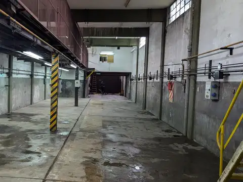 Galpón industrial 560M2 salida a dos calles Gral Paz 1557