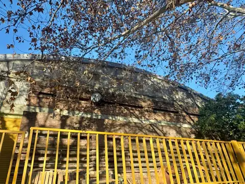 VENTA DE EXCELENTE DEPOSITO-GALPON EN ZONA INDUSTRIAL DE MORON CERCANO AL CENTRO