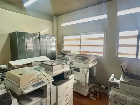 VENTA DE EXCELENTE DEPOSITO-GALPON EN ZONA INDUSTRIAL DE MORON CERCANO AL CENTRO