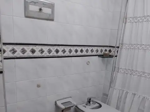 3 AMBIENTES. 4°PISO BALCON C/FRENTE A PULMON DE MANZANA LUMINOSO 68m2,tot.