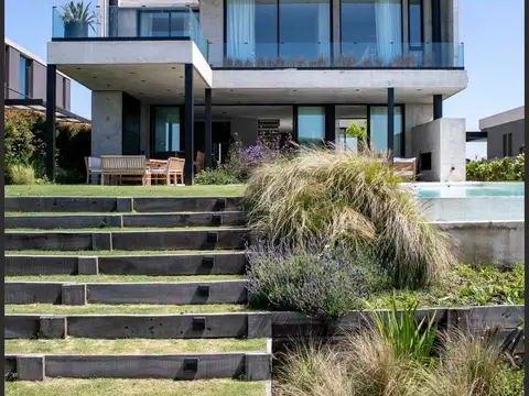 Casa en Alquiler con 2 cocheras