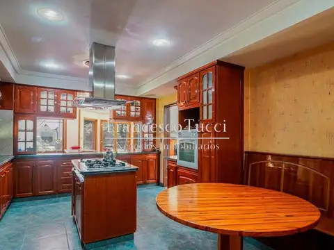 Casa en Venta con 5 cocheras