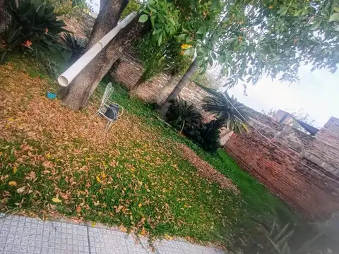 CASA PB EN BARRIO CENTENARIO , CON COCHERA Y PATIO