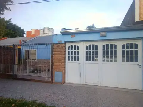 CASA PB EN BARRIO CENTENARIO , CON COCHERA Y PATIO