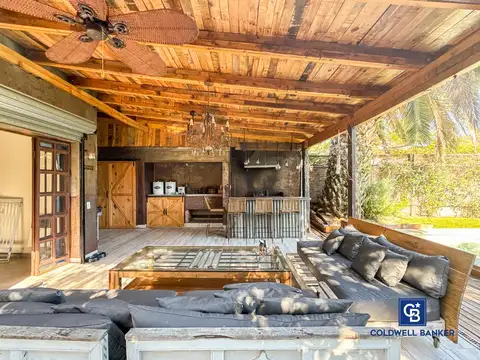 Casa en Venta con 2 cocheras